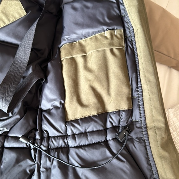 CANADA GOOSE MONTEBELLO PARKA MILITARY GREEN - Picture 14 of 15